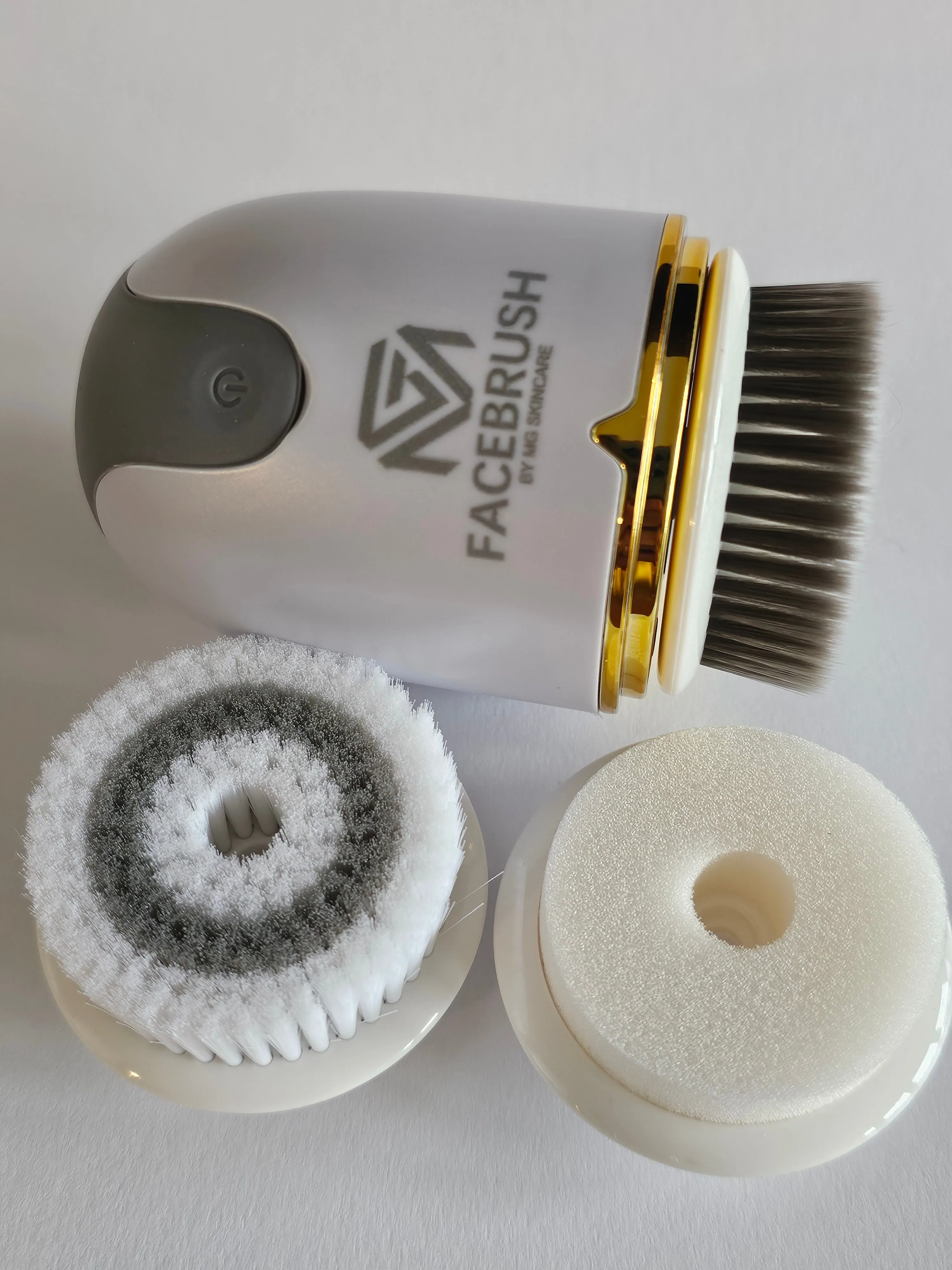 ELECTRIC FACIAL BRUSH CLEANSER ( with a FREE cleansing product )